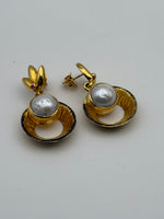 Load image into Gallery viewer, Dangled Encircled Pearl