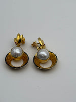 Load image into Gallery viewer, Dangled Encircled Pearl